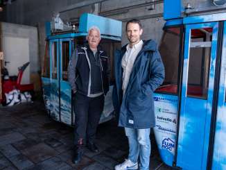 Reto Flury from the Berghotel Schönhalden stands in front of the small cable car with Manuel Rothmund