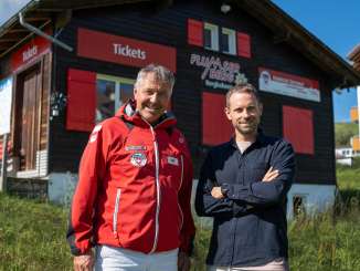 Vali Gadient and Manuel Rothmund on Flumserberg, standing in front of the Flumserberg ski school ticket booth
