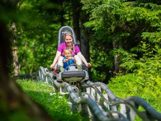 Mother and child on the Floomzer toboggan run