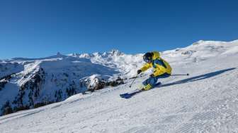 Skiers on the Flumserberg with a view of Spitzmeilen