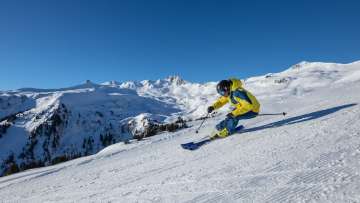 Skiers on the Flumserberg with a view of Spitzmeilen