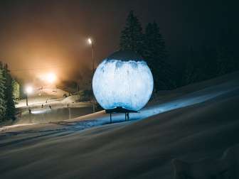 Light installation that looks like a moon during night skiing on the Flumserberg
