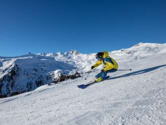 Skiers on the Flumserberg with a view of Spitzmeilen