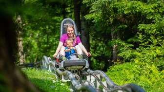 Mother and child on the Floomzer toboggan run