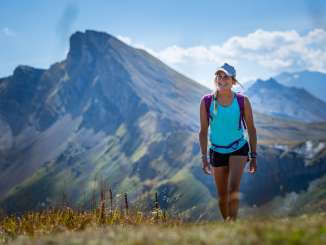 Young woman in summer clothing hikes on the 7-summit tour on the Flumserberg