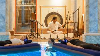Waves of silence: "Floating" sound bathing