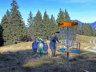 Family on the disc golf course on the Pizol