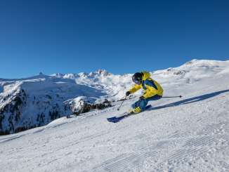 Skiers on the Flumserberg with a view of Spitzmeilen