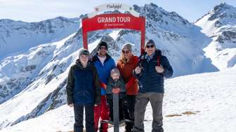 Grand Tour of Switzerland, UNESCO World Natural Heritage Tectonic Arena Sardona, snow, mountains, family outing, photo spot, signpost winter hiking trail, winter hike, winter hiking, high-altitude hike