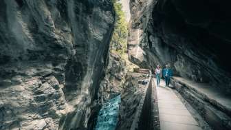 Two women hiking in the Tamina Gorge