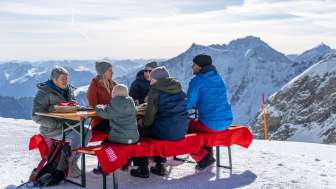 Snow, mountains, family outing, culinary delights, winter hiking trail signposts, Pizolhütte, winter hike, winter hiking, high-altitude hike